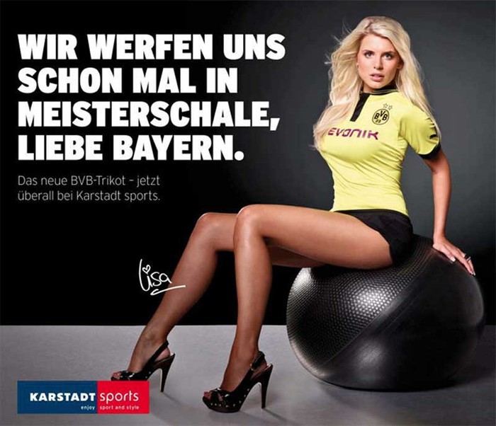 Đó là phần trình diễn thời trang. Còn áo đấu mới? Người mẫu Lisa Rossenbach là người mang tới cho các CĐV cái nhìn bắt mắt về chiếc áo của nhà ĐKVĐ Bundesliga, kèm theo dòng chữ đầy khiêu khích rằng Bayern Munich hãy xem Dortmund vô địch Đức một lần nữa